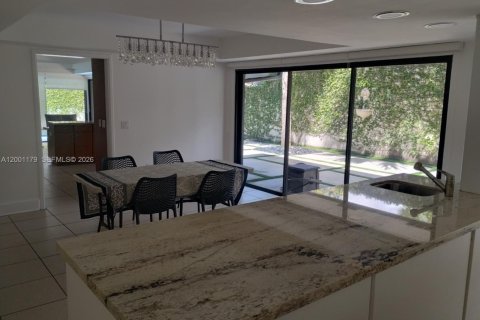 Снять в аренду виллу или дом в Майами, Флорида 3 спальни, 259.2м2, № 2065828 - фото 9