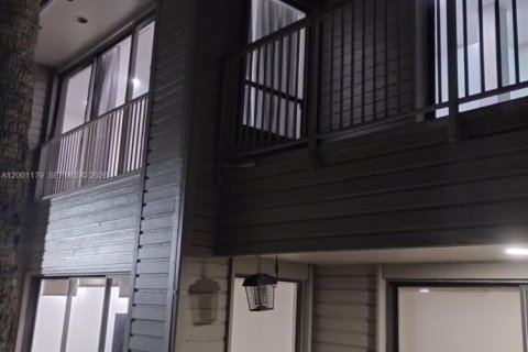 Снять в аренду виллу или дом в Майами, Флорида 3 спальни, 259.2м2, № 2065828 - фото 2