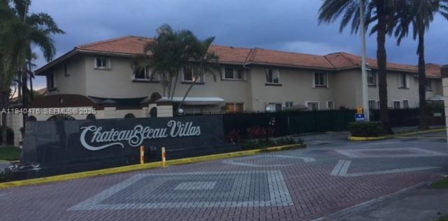 Touwnhouse à Miami, Floride 4 chambres, 123.56 m2 № 1998315