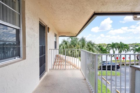 Купить кондоминиум в Маргит, Флорида 2 спальни, 75.72м2, № 1955507 - фото 2