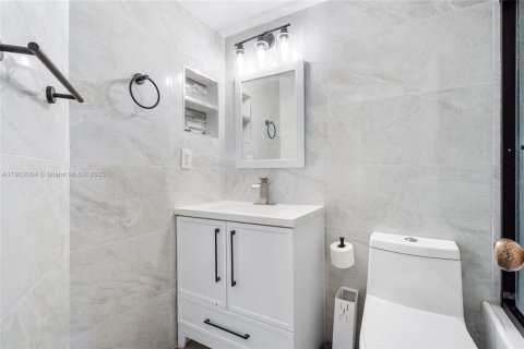 Купить кондоминиум в Маргит, Флорида 2 спальни, 75.72м2, № 1955507 - фото 13