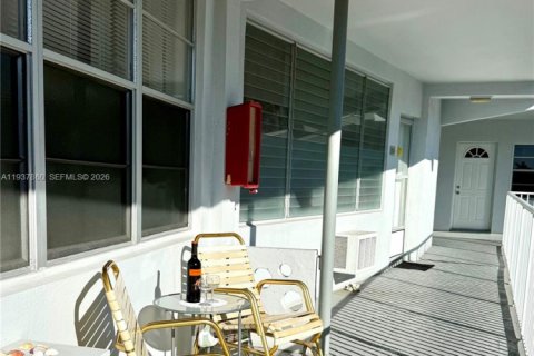 Condo in Hallandale Beach, Florida, 1 bedroom № 2059702 - photo 16