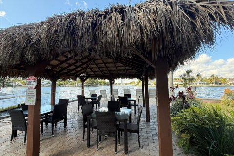 Condo in Hallandale Beach, Florida, 1 bedroom № 2059702 - photo 29