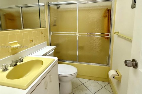 Condo in Hallandale Beach, Florida, 1 bedroom № 2059702 - photo 15