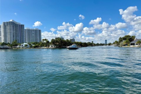 Condo in Hallandale Beach, Florida, 1 bedroom № 2059702 - photo 20