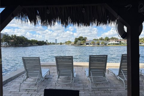 Condo in Hallandale Beach, Florida, 1 bedroom № 2059702 - photo 21