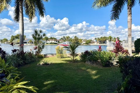 Condo in Hallandale Beach, Florida, 1 bedroom № 2059702 - photo 19