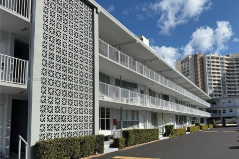 Condo in Hallandale Beach, Florida, 1 bedroom № 2059702 - photo 5