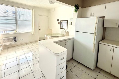 Condo in Hallandale Beach, Florida, 1 bedroom № 2059702 - photo 12