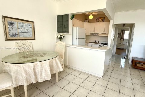 Condo in Hallandale Beach, Florida, 1 bedroom № 2059702 - photo 11