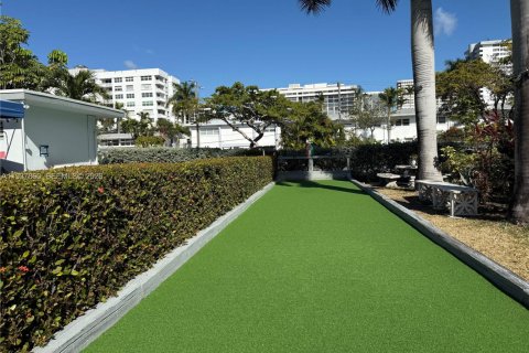 Condo in Hallandale Beach, Florida, 1 bedroom № 2059702 - photo 18