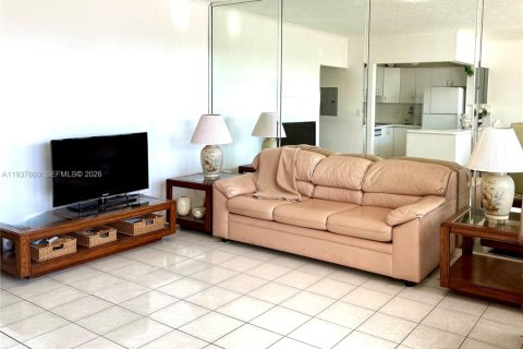 Condo in Hallandale Beach, Florida, 1 bedroom № 2059702 - photo 3
