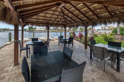 Condo in Hallandale Beach, Florida, 1 bedroom № 2059702 - photo 28