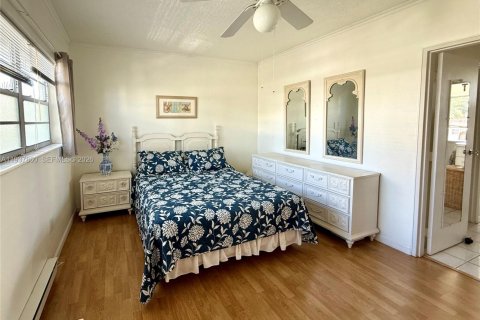 Condo in Hallandale Beach, Florida, 1 bedroom № 2059702 - photo 2