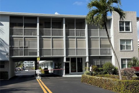 Condo in Hallandale Beach, Florida, 1 bedroom № 2059702 - photo 23