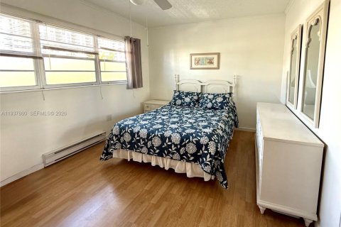 Condo in Hallandale Beach, Florida, 1 bedroom № 2059702 - photo 14
