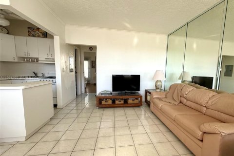 Condo in Hallandale Beach, Florida, 1 bedroom № 2059702 - photo 10