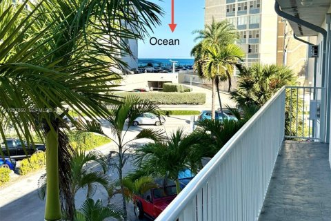 Condo in Hallandale Beach, Florida, 1 bedroom № 2059702 - photo 7