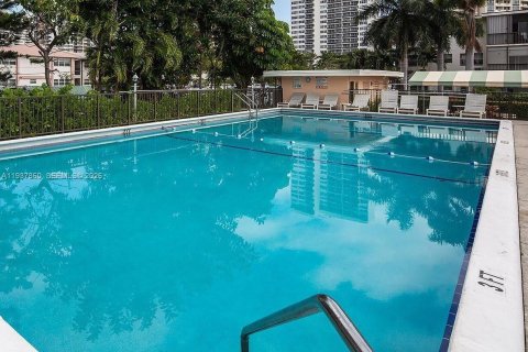 Condo in Hallandale Beach, Florida, 1 bedroom № 2059702 - photo 17
