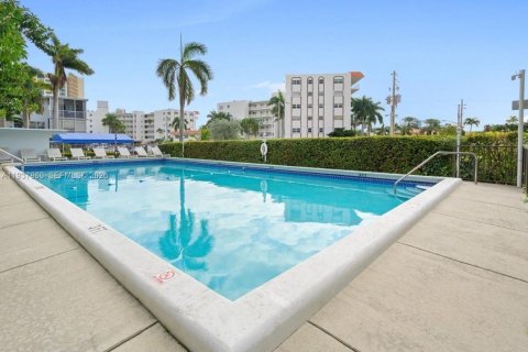 Condo in Hallandale Beach, Florida, 1 bedroom № 2059702 - photo 6
