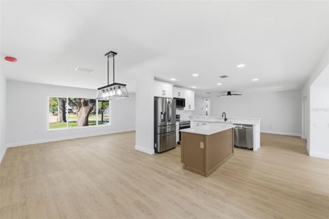 Villa ou maison à vendre à Largo, Floride: 3 chambres, 172.89 m2 № 2119317 - photo 8
