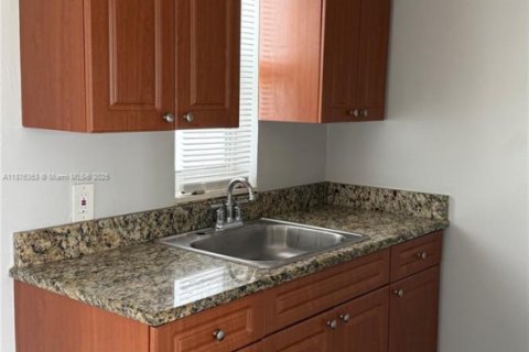 Снять в аренду виллу или дом в Майами, Флорида 1 спальня, 63.17м2, № 1927043 - фото 4