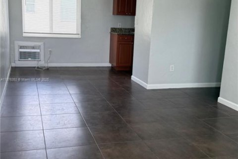 Снять в аренду виллу или дом в Майами, Флорида 1 спальня, 63.17м2, № 1927043 - фото 3