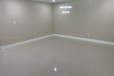 Villa ou maison à louer à Hollywood, Floride: 3 chambres, 157.93 m2 № 1941697 - photo 8