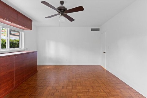 House in Miami, Florida 5 bedrooms, 304.25 sq.m. № 1950492 - photo 23