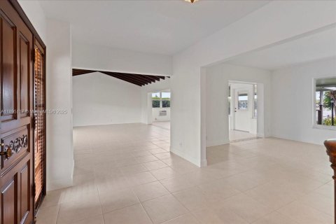 House in Miami, Florida 5 bedrooms, 304.25 sq.m. № 1950492 - photo 6