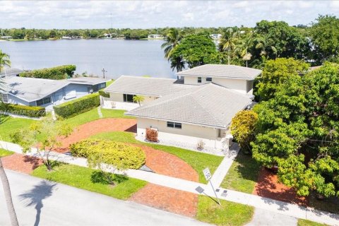 House in Miami, Florida 5 bedrooms, 304.25 sq.m. № 1950492 - photo 3