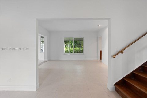 House in Miami, Florida 5 bedrooms, 304.25 sq.m. № 1950492 - photo 7