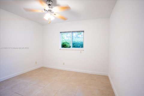 House in Miami, Florida 5 bedrooms, 304.25 sq.m. № 1950492 - photo 25