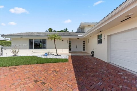 House in Miami, Florida 5 bedrooms, 304.25 sq.m. № 1950492 - photo 2