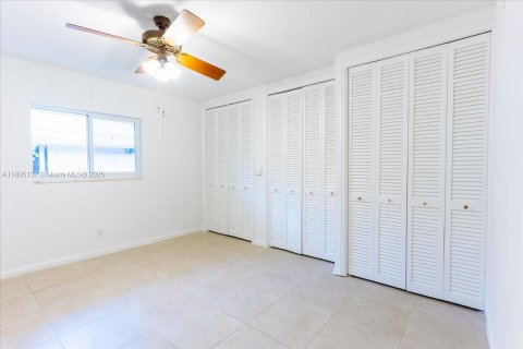 House in Miami, Florida 5 bedrooms, 304.25 sq.m. № 1950492 - photo 27