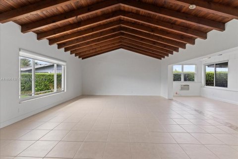 House in Miami, Florida 5 bedrooms, 304.25 sq.m. № 1950492 - photo 9