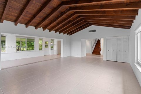 House in Miami, Florida 5 bedrooms, 304.25 sq.m. № 1950492 - photo 10
