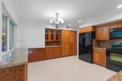 House in Miami, Florida 5 bedrooms, 304.25 sq.m. № 1950492 - photo 20