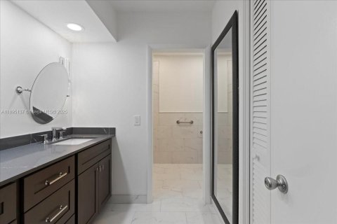 House in Miami, Florida 5 bedrooms, 304.25 sq.m. № 1950492 - photo 24