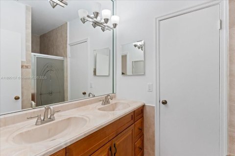 House in Miami, Florida 5 bedrooms, 304.25 sq.m. № 1950492 - photo 29