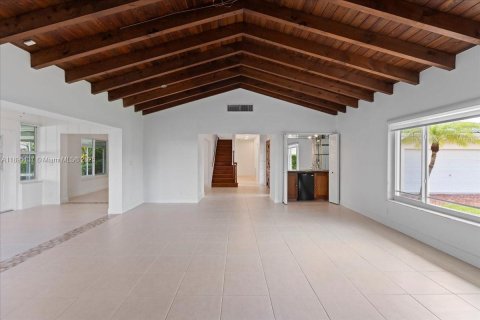 House in Miami, Florida 5 bedrooms, 304.25 sq.m. № 1950492 - photo 12