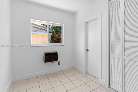 House in Miami, Florida 5 bedrooms, 304.25 sq.m. № 1950492 - photo 28