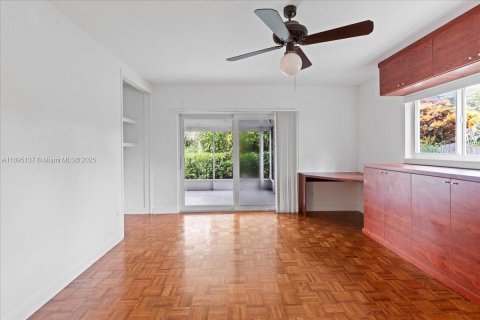 House in Miami, Florida 5 bedrooms, 304.25 sq.m. № 1950492 - photo 22