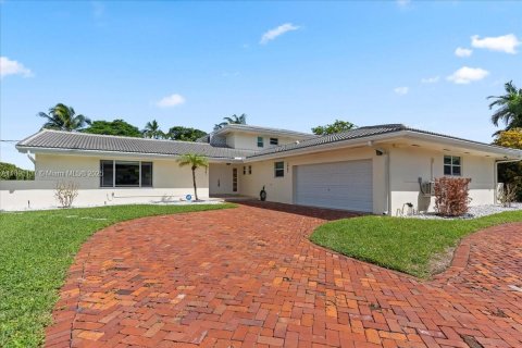 House in Miami, Florida 5 bedrooms, 304.25 sq.m. № 1950492 - photo 1