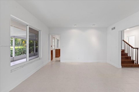 House in Miami, Florida 5 bedrooms, 304.25 sq.m. № 1950492 - photo 14