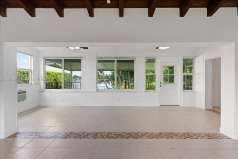 House in Miami, Florida 5 bedrooms, 304.25 sq.m. № 1950492 - photo 8