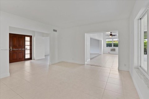 House in Miami, Florida 5 bedrooms, 304.25 sq.m. № 1950492 - photo 17