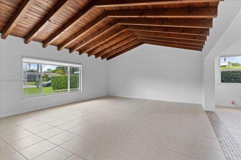 House in Miami, Florida 5 bedrooms, 304.25 sq.m. № 1950492 - photo 11