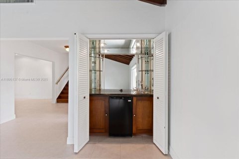 House in Miami, Florida 5 bedrooms, 304.25 sq.m. № 1950492 - photo 13