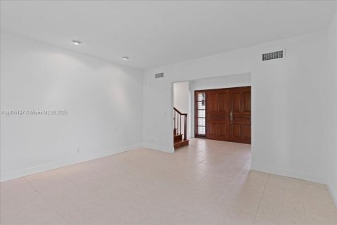 House in Miami, Florida 5 bedrooms, 304.25 sq.m. № 1950492 - photo 15
